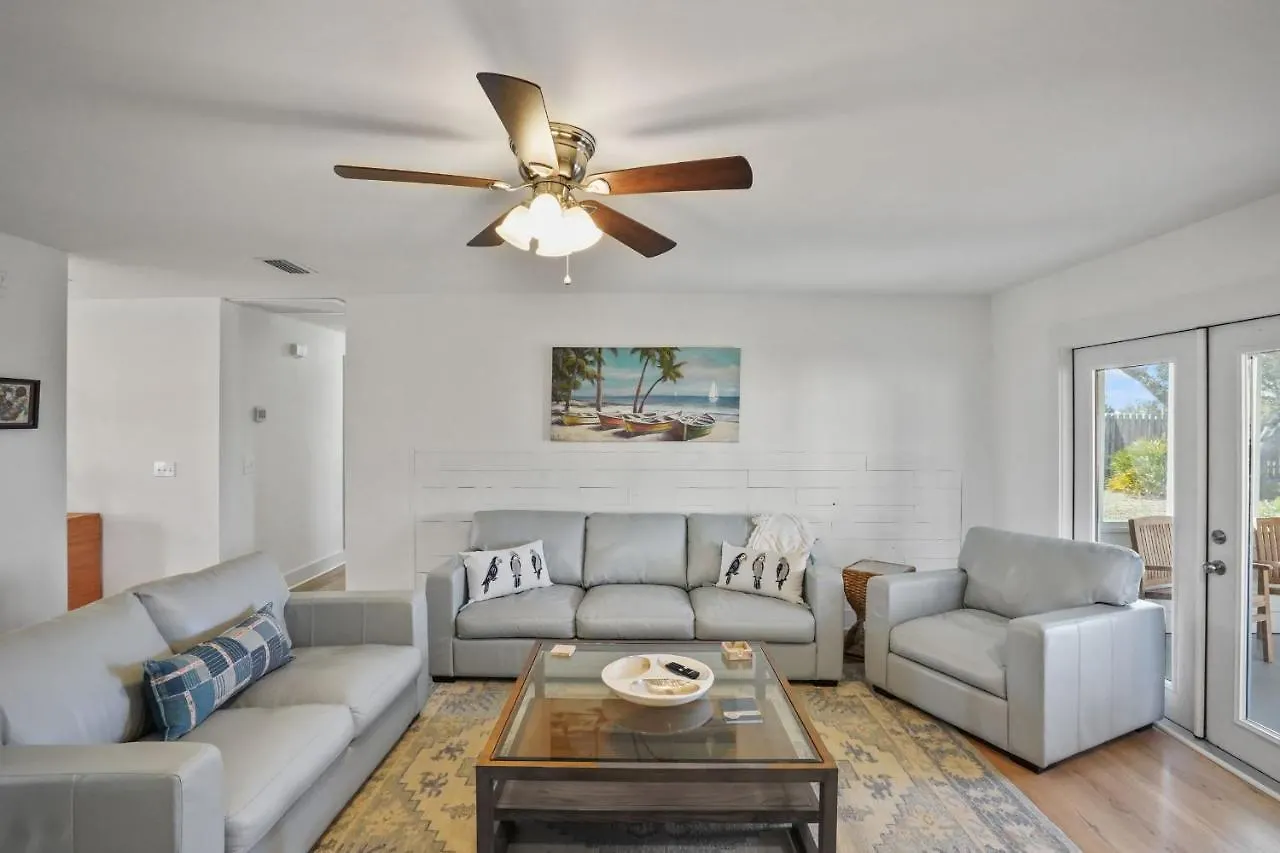 Southern Mermaid Cottage- Pet Friendly Fenced *