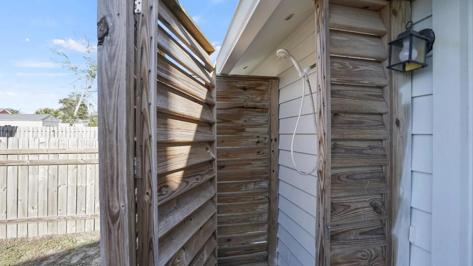 Southern Mermaid Cottage- Pet Friendly Fenced *
