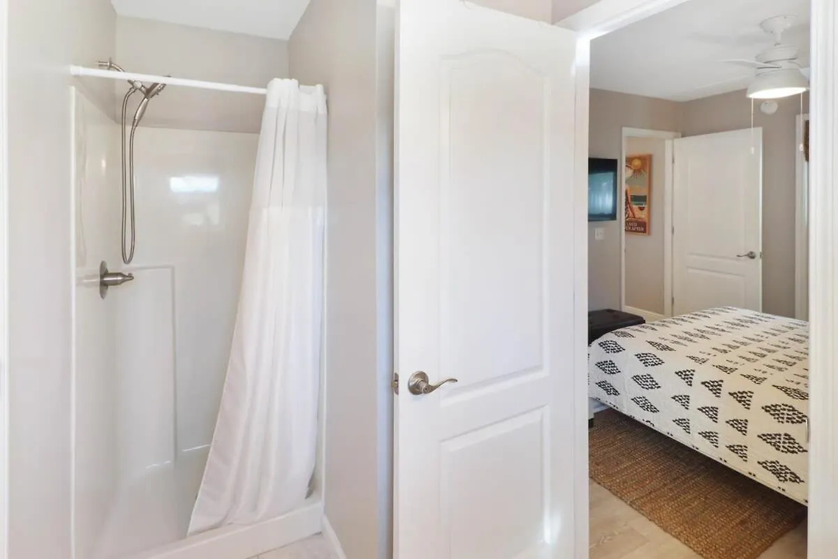 3blk2beach-heatedpool-golfcart4-6-5br-3bath-slps14 Holiday home *