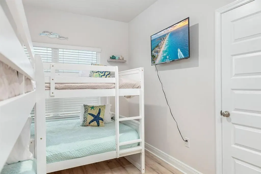 Walk To The Beach, Brand New Luxe House Holiday home *