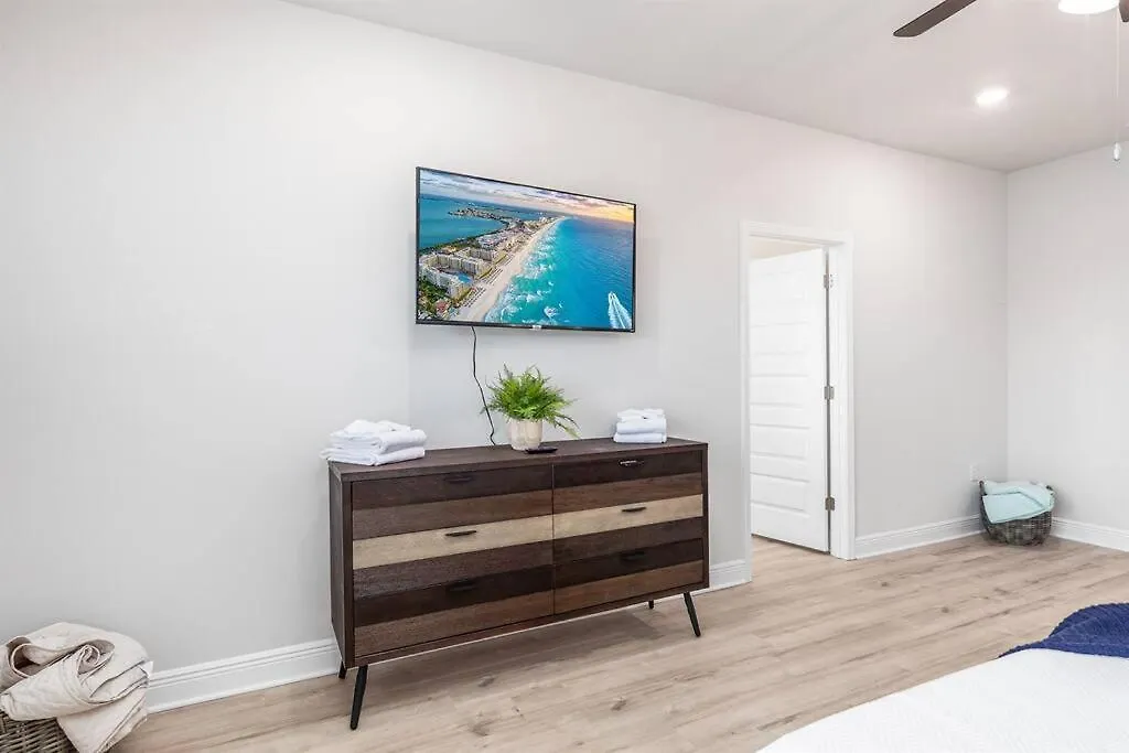 Walk To The Beach, Brand New Luxe House Holiday home *
