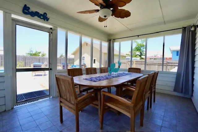 Southern Mermaid Cottage- Pet Friendly Fenced 펜션 *