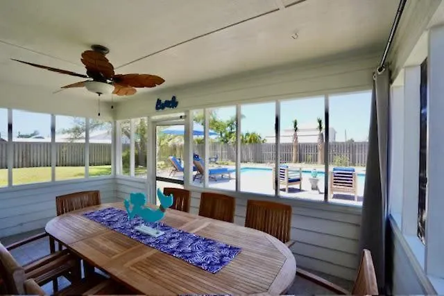 펜션 Southern Mermaid Cottage- Pet Friendly Fenced