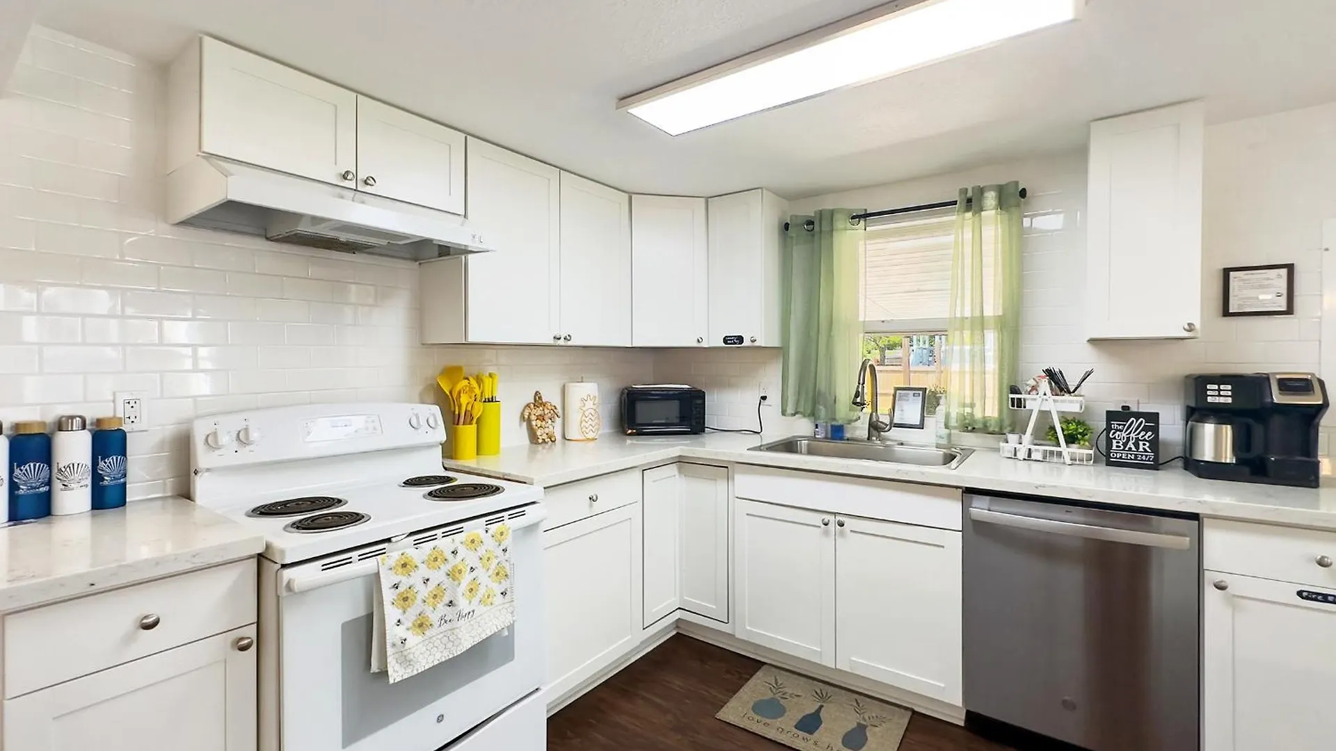 Holiday home The Sandy Pineapple - Coastal Steps To Pet & Family Friendly! *