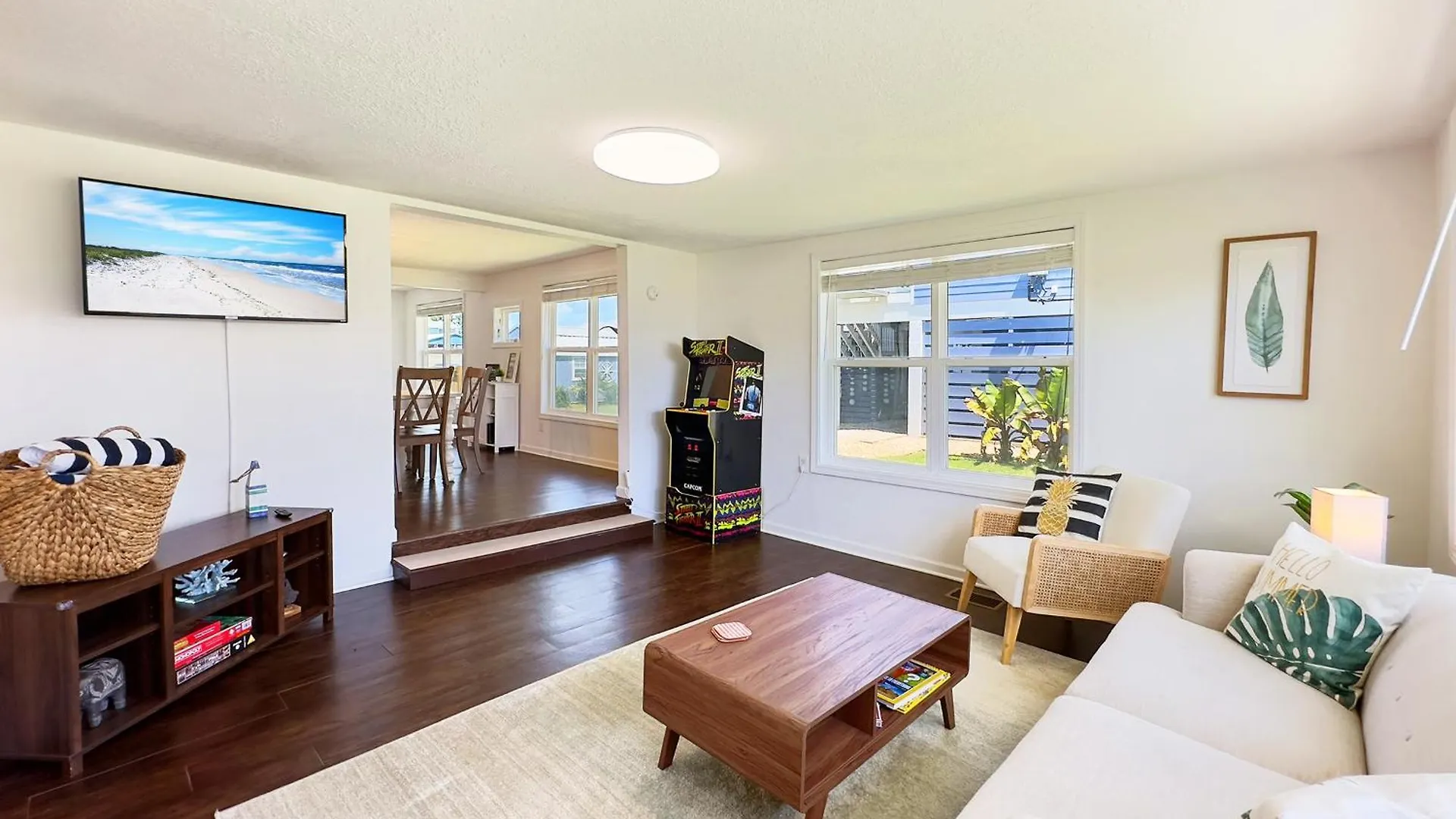 The Sandy Pineapple - Coastal Steps To Pet & Family Friendly! *