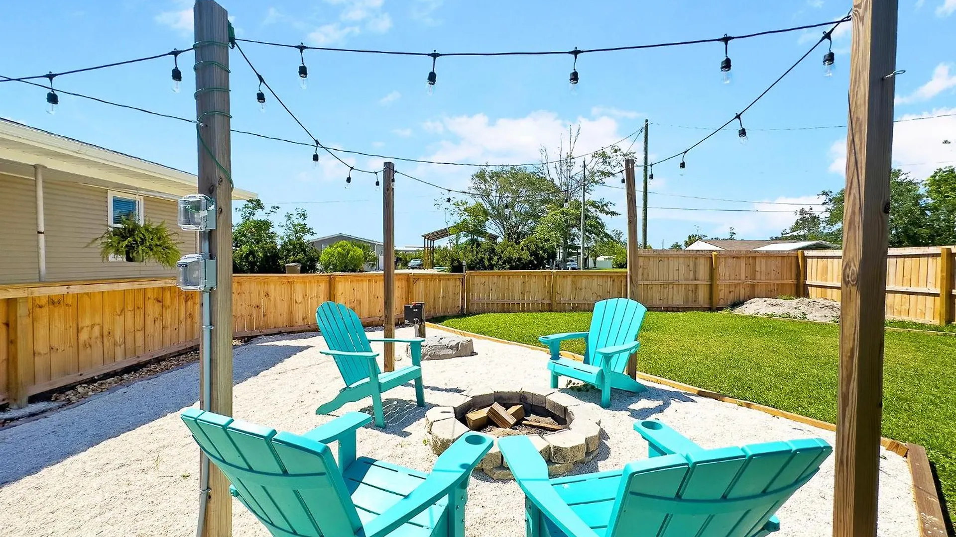 The Sandy Pineapple - Coastal Steps To Pet & Family Friendly! Holiday home *