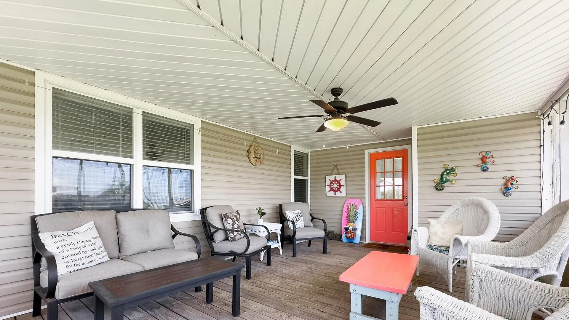 The Sandy Pineapple - Coastal Steps To Pet & Family Friendly!