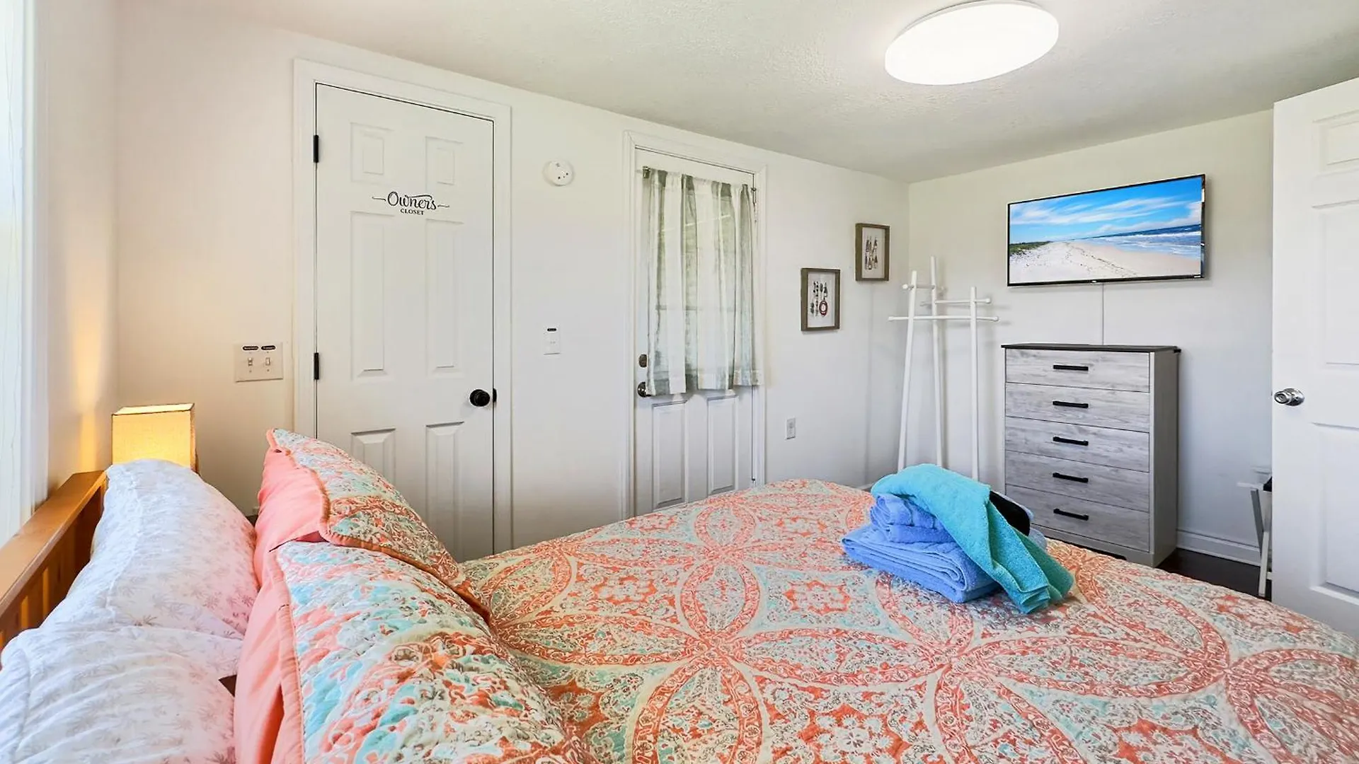 The Sandy Pineapple - Coastal Steps To Pet & Family Friendly! Holiday home