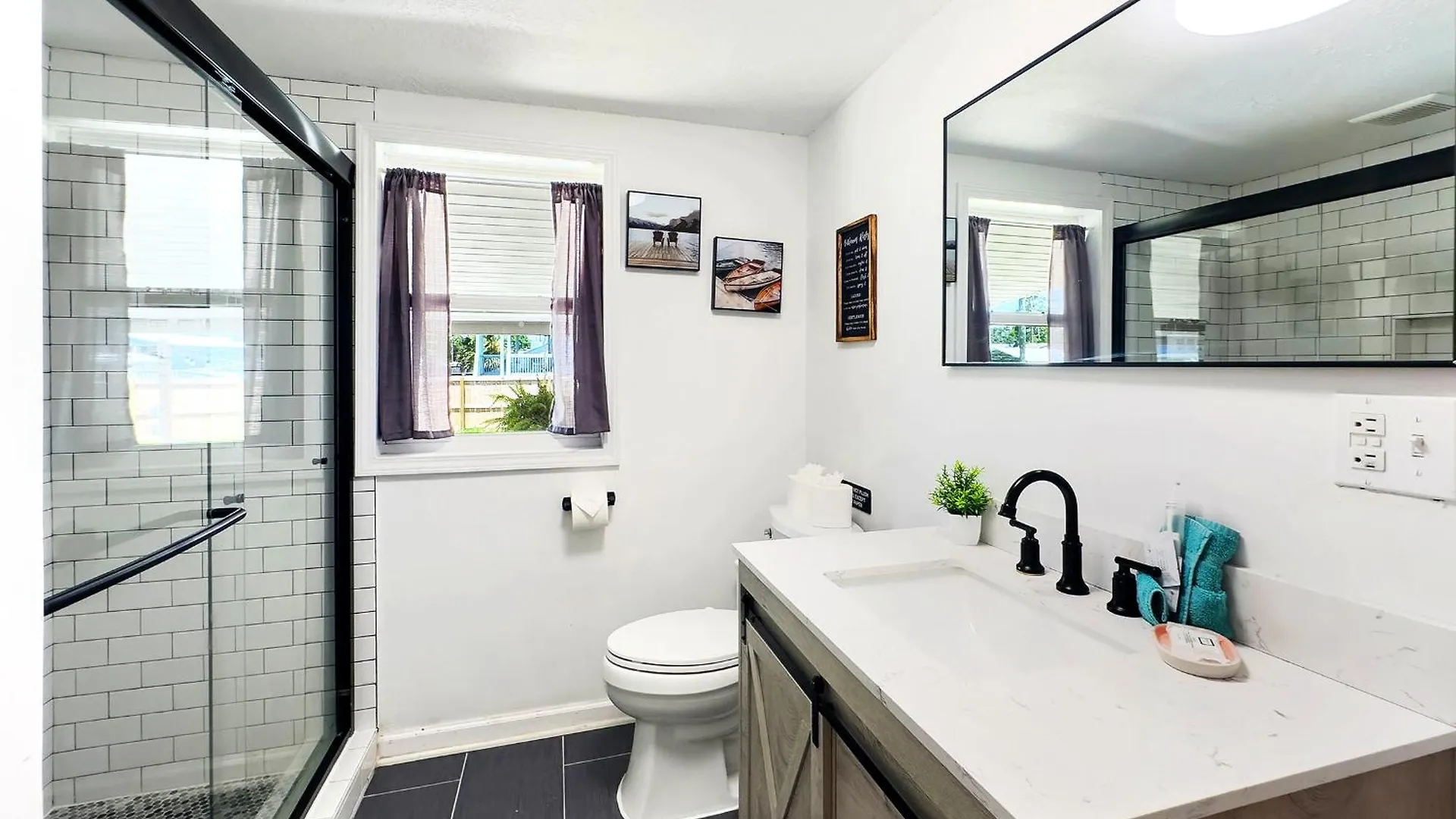 Holiday home The Sandy Pineapple - Coastal Steps To Pet & Family Friendly!