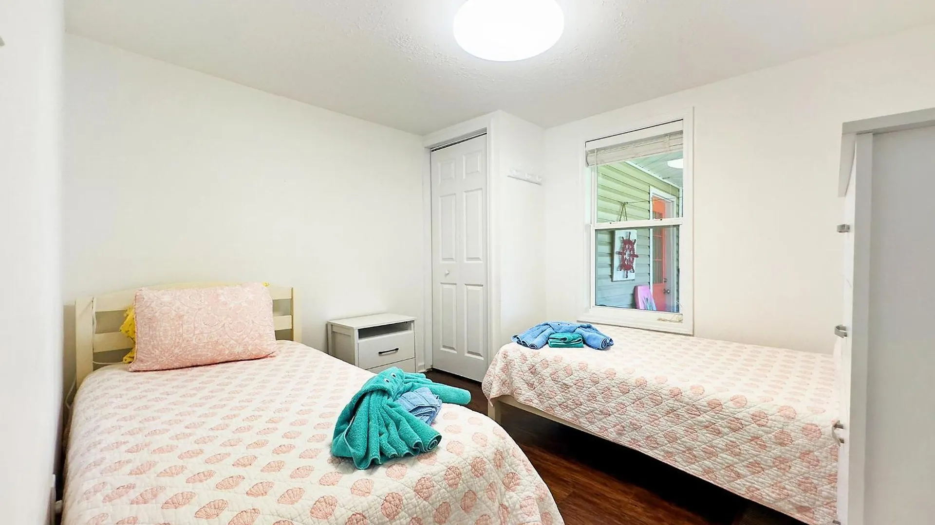 The Sandy Pineapple - Coastal Steps To Pet & Family Friendly! Holiday home *