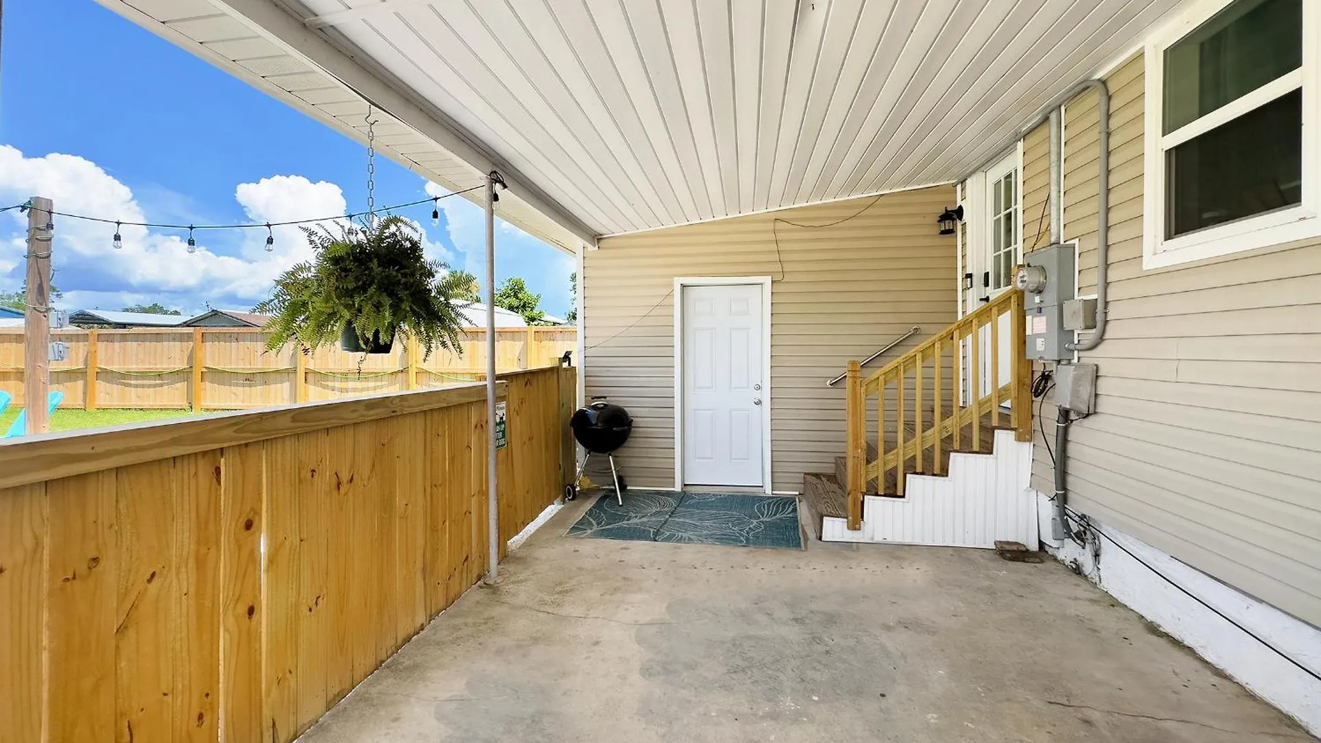 The Sandy Pineapple - Coastal Steps To Pet & Family Friendly! *