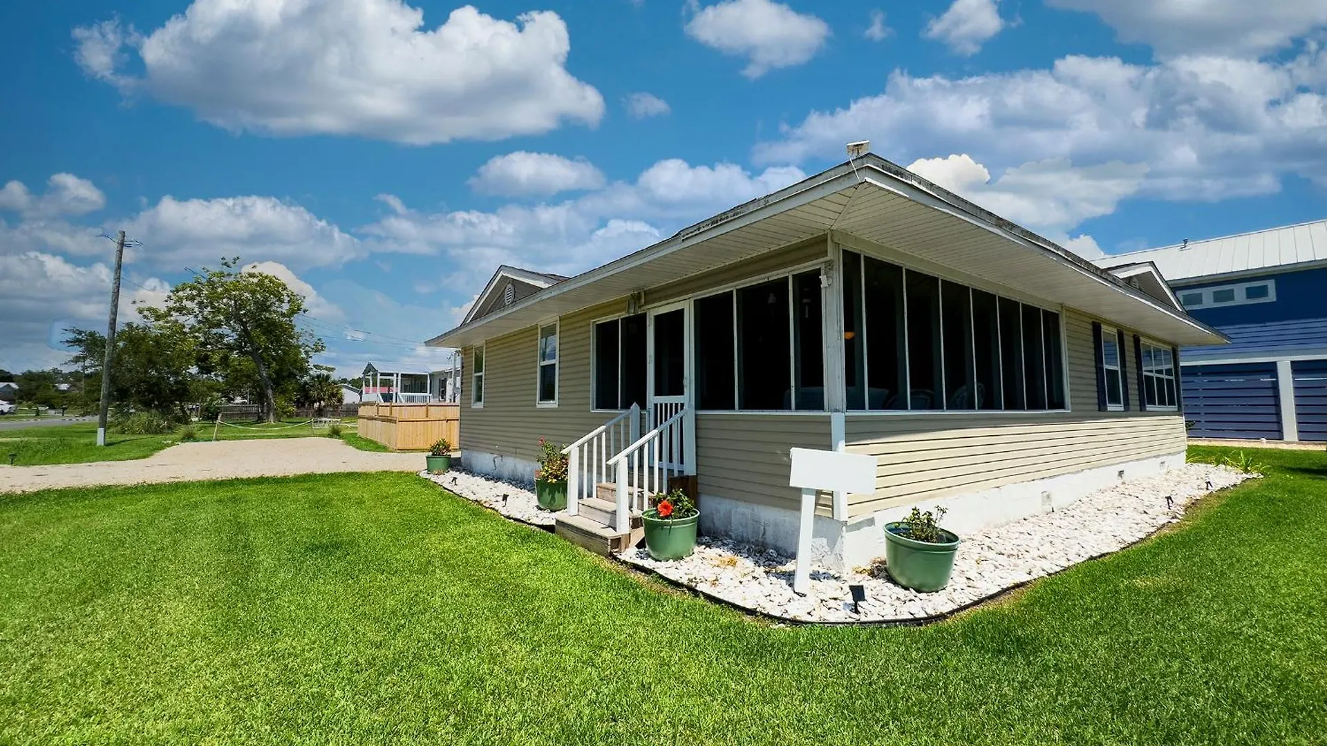 Holiday home The Sandy Pineapple - Coastal Steps To Pet & Family Friendly!