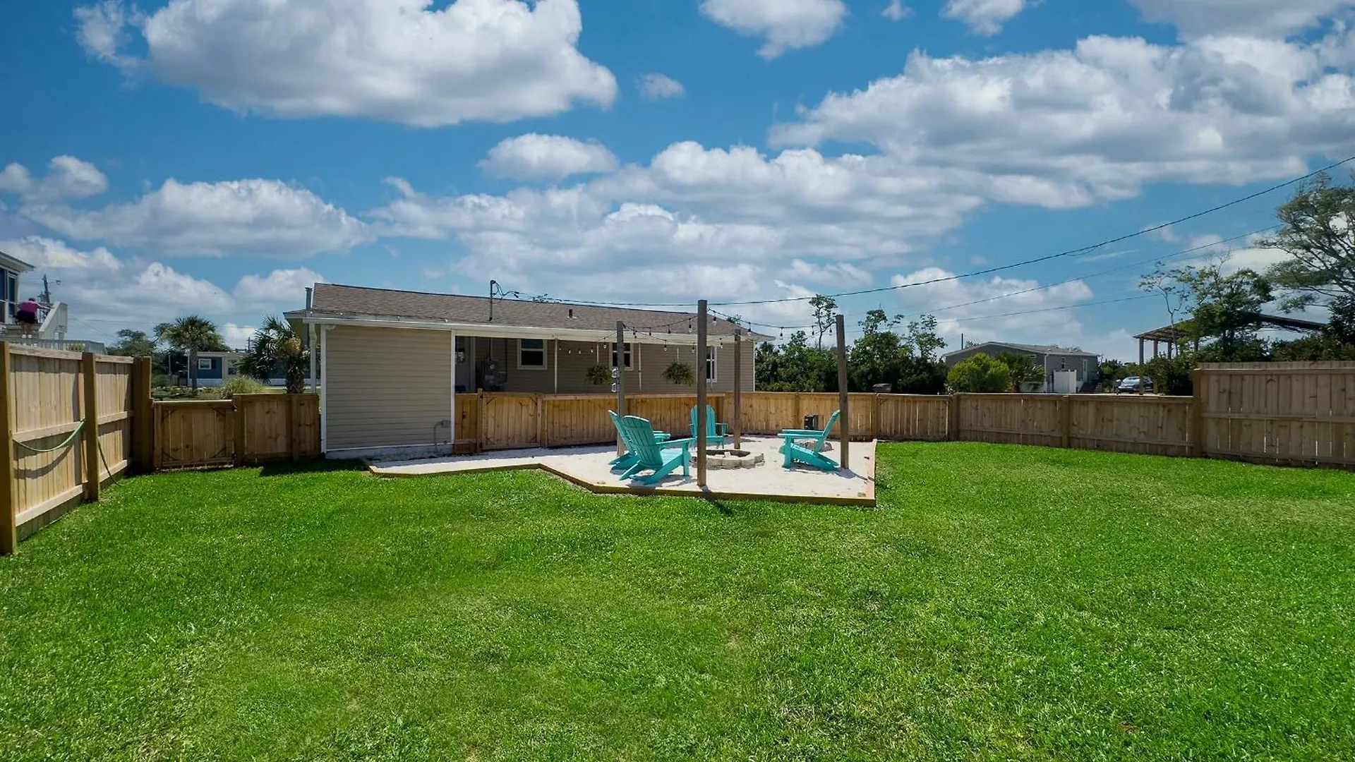 The Sandy Pineapple - Coastal Steps To Pet & Family Friendly! Holiday home *